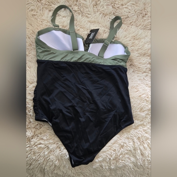 Women Plus Size One Piece Swimsuit #886 - Picture 3 of 11